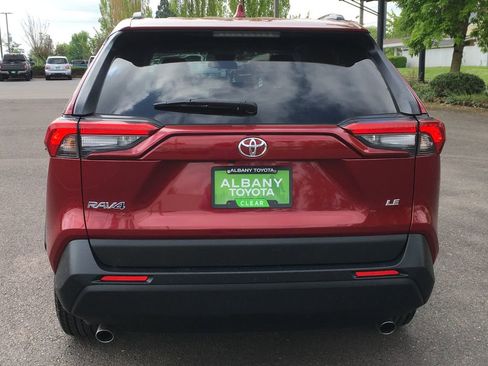 Used 2021 Toyota RAV4 LE FWD image 5