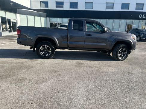Used 2018 Toyota Tacoma TRD Sport image 8
