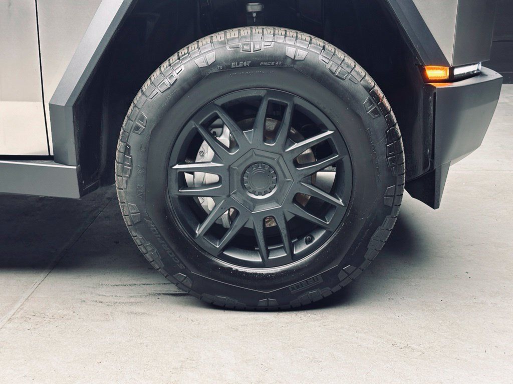Used 2024 Tesla Cybertruck AWD Crew Cab image 35