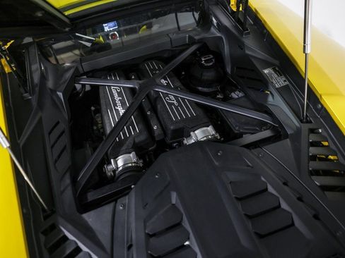 Used 2020 Lamborghini Huracan EVO image 20