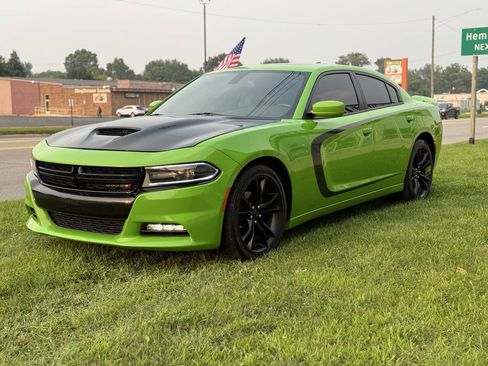 Used 2017 Dodge Charger SXT w/ Plus Group RWD image 4