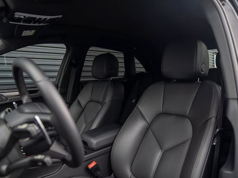 Certified 2025 Porsche Macan image 5