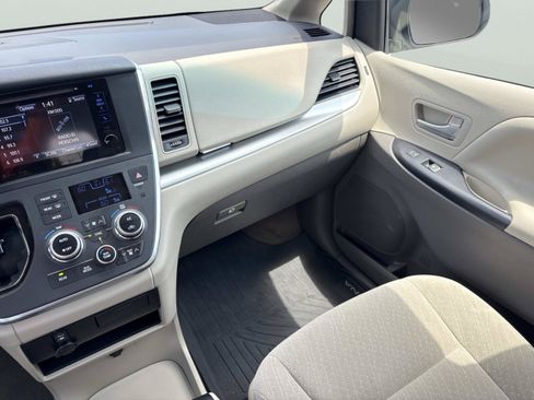 Used 2017 Toyota Sienna LE AWD/4WD image 11