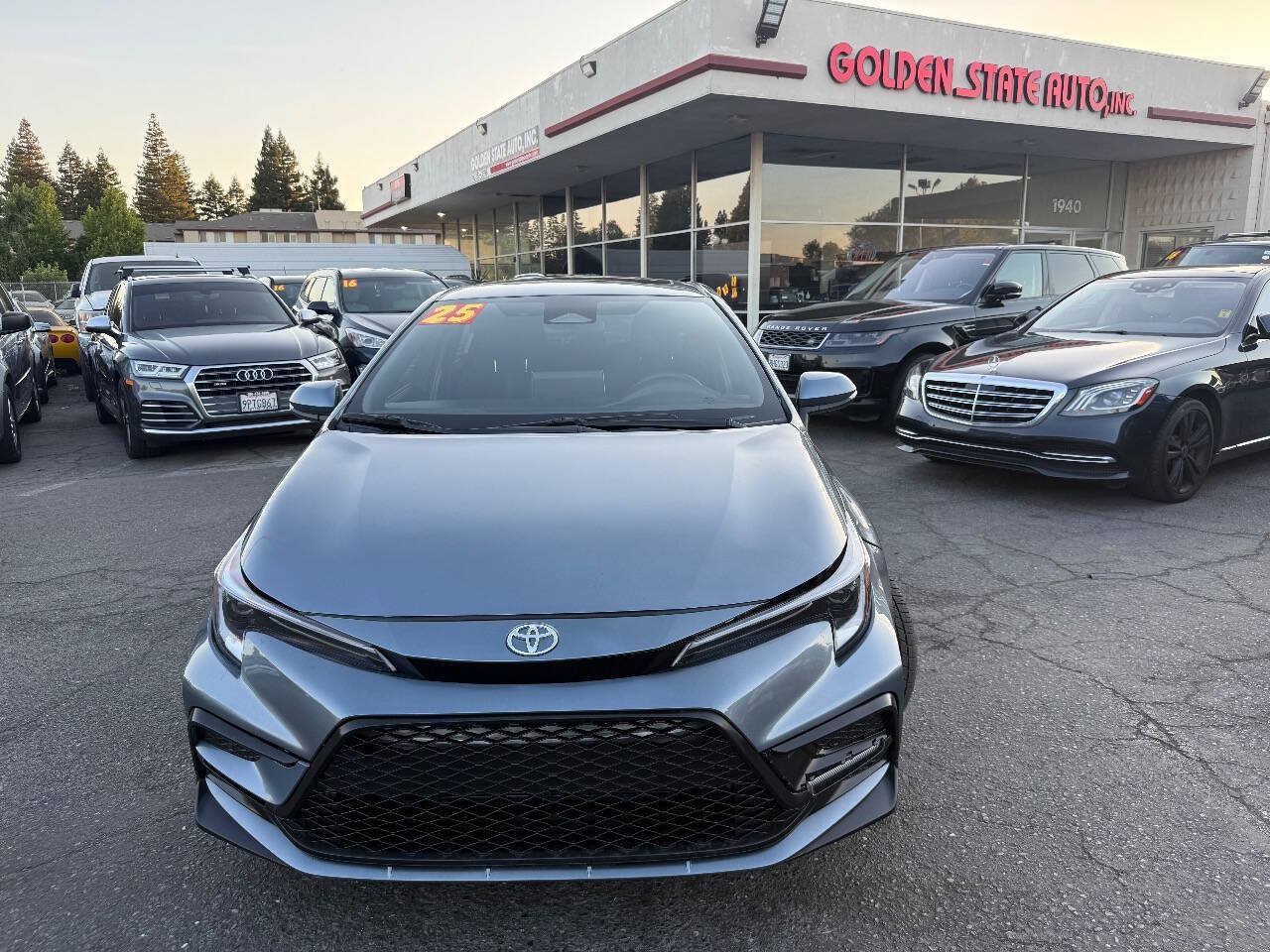 Used 2025 Toyota Corolla SE w/ SE Premium Package FWD image 3