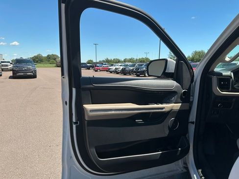 Used 2024 Ford Expedition Limited AWD/4WD image 11