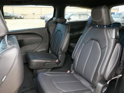 New 2026 Chrysler Pacifica Select w/ S Appearance Package image 12