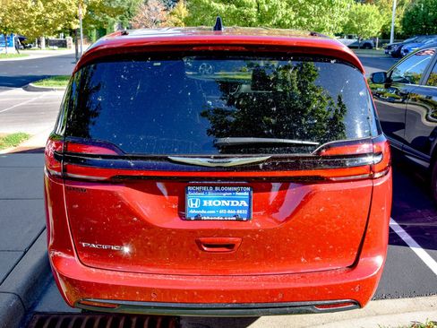 Used 2025 Chrysler Pacifica Select FWD image 16