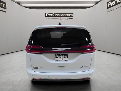 Used 2024 Chrysler Pacifica Select