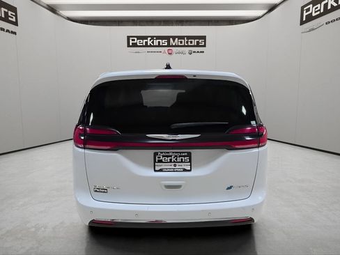 Used 2024 Chrysler Pacifica Limited FWD image 4