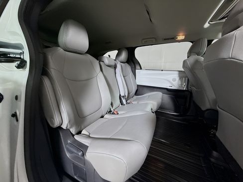 Used 2025 Toyota Sienna XLE w/ XLE Plus Package FWD image 27