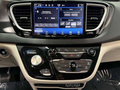 Used 2023 Chrysler Pacifica Touring-L image 20