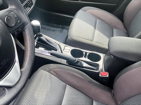 Used 2018 Toyota Corolla LE FWD image 17