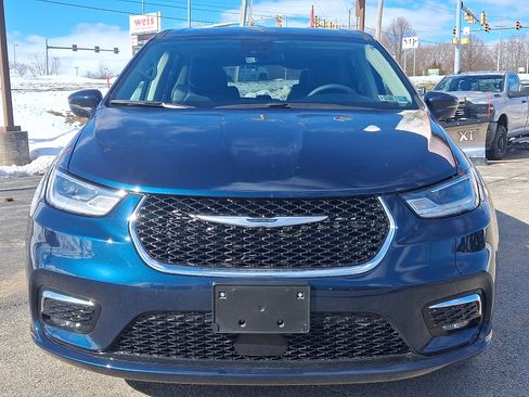 Used 2023 Chrysler Pacifica Touring-L image 3