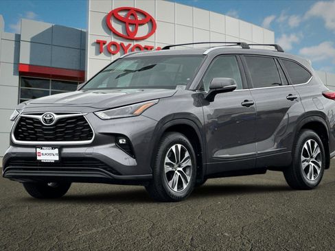 Used 2023 Toyota Highlander XLE w/ Protection Package #3 (TMS) FWD image 7