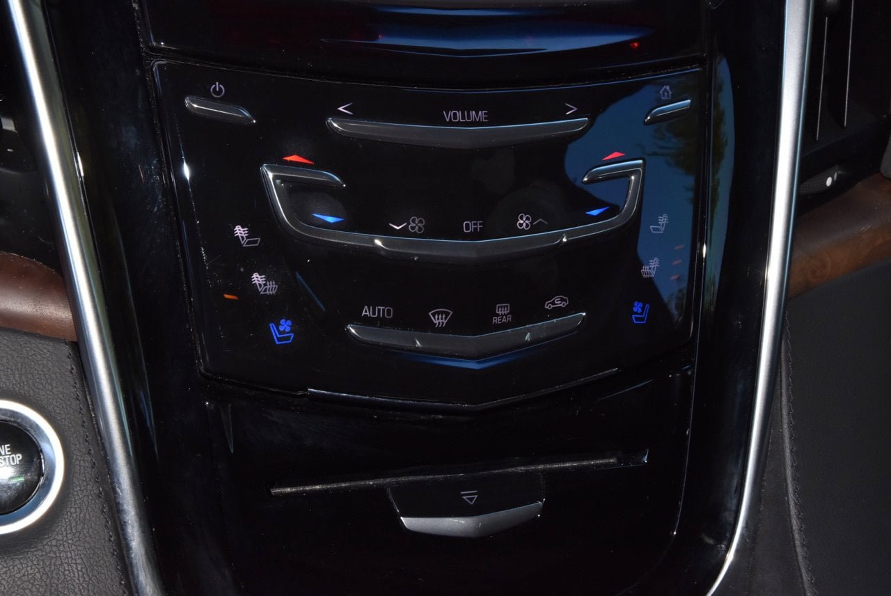 Used 2019 Cadillac Escalade Premium Luxury w/ Escalade Sport Edition AWD/4WD image 31