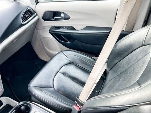 Used 2022 Chrysler Pacifica Touring-L image 13