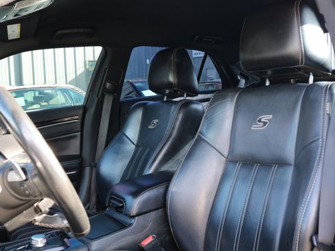 Used 2019 Chrysler 300 S image 10