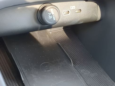 Used 2023 Volvo C40 Recharge Core image 31