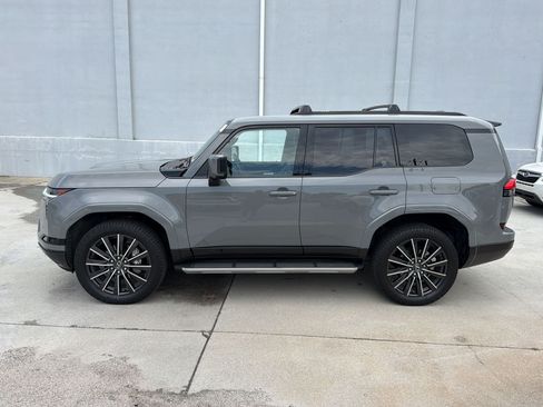 Used 2024 Lexus GX 550 w/ Accessory Package (2T) AWD/4WD image 2