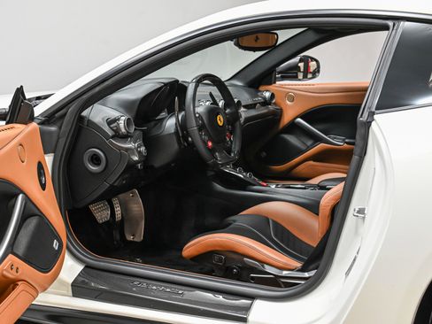 Used 2015 Ferrari F12 Berlinetta image 28
