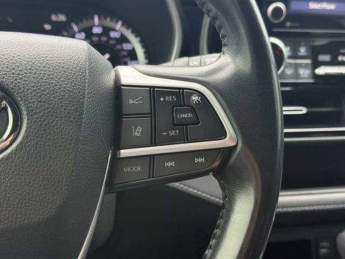 Used 2022 Toyota Highlander XSE FWD image 24