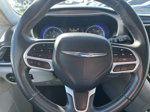 Used 2017 Chrysler Pacifica Touring-L image 20