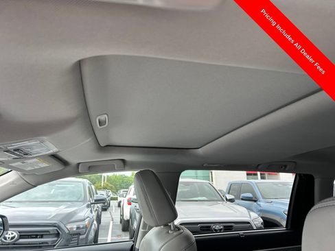 Used 2017 Toyota Highlander Limited AWD/4WD image 6