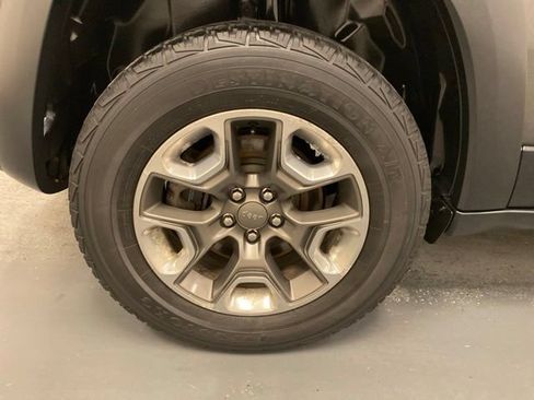 Used 2019 Jeep Cherokee Trailhawk AWD/4WD image 30