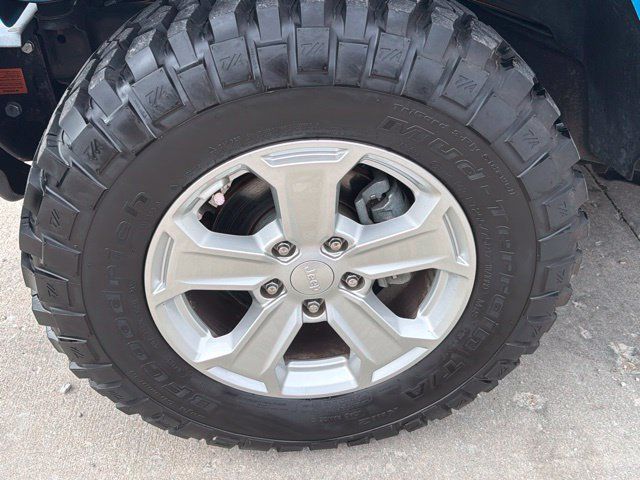 Used 2017 Jeep Wrangler Unlimited Sahara w/ Quick Order Package 24E Chief AWD/4WD image 11