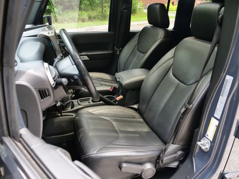 Used 2017 Jeep Wrangler Unlimited Sahara w/ Quick Order Package 23E Chief AWD/4WD image 3