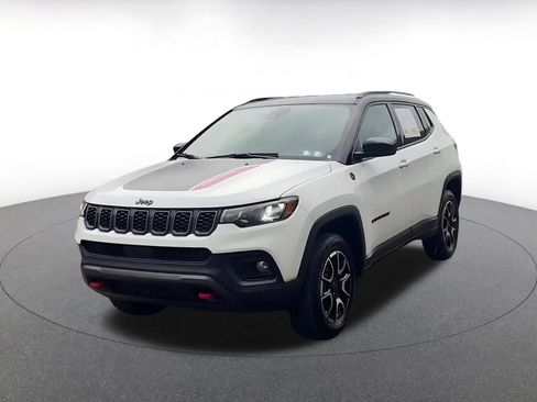 Used 2025 Jeep Compass Trailhawk AWD/4WD image 7