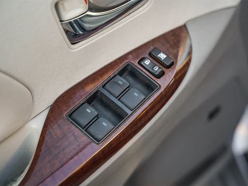 Used 2013 Toyota Sienna XLE image 19