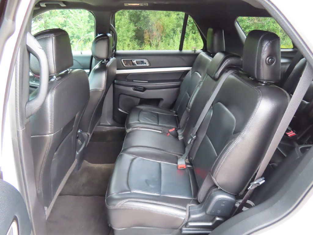Used 2017 Ford Explorer XLT w/ Equipment Group 202A AWD/4WD image 27