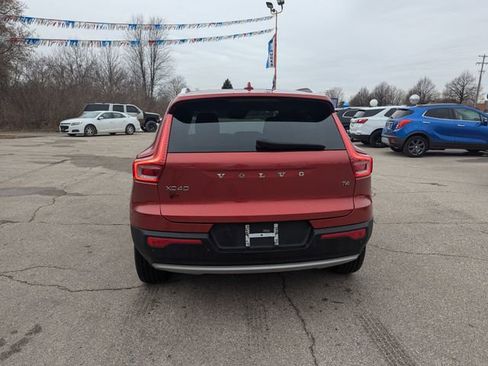 Used 2021 Volvo XC40 T4 Momentum image 4