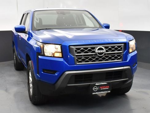 Used 2024 Nissan Frontier SV image 2