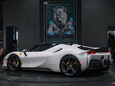 Used 2022 Ferrari SF90 Spider image 4