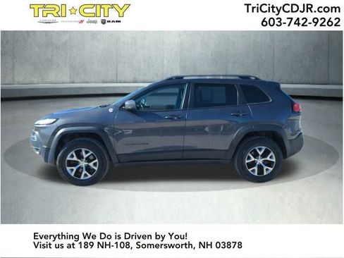 Used 2018 Jeep Cherokee Trailhawk w/ Cold Weather Group image 2