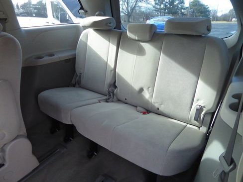 Used 2013 Toyota Sienna L image 25