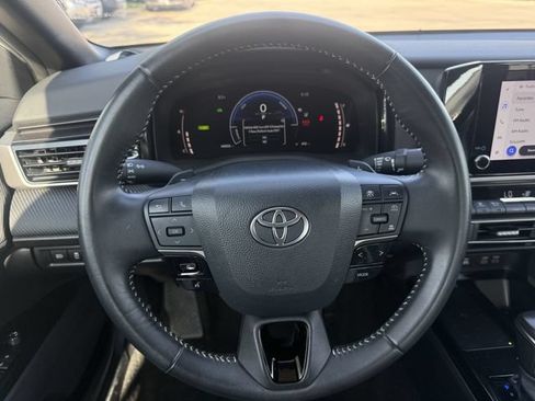 Used 2025 Toyota Camry SE FWD image 13
