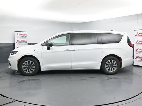 Used 2024 Chrysler Pacifica Limited FWD image 5