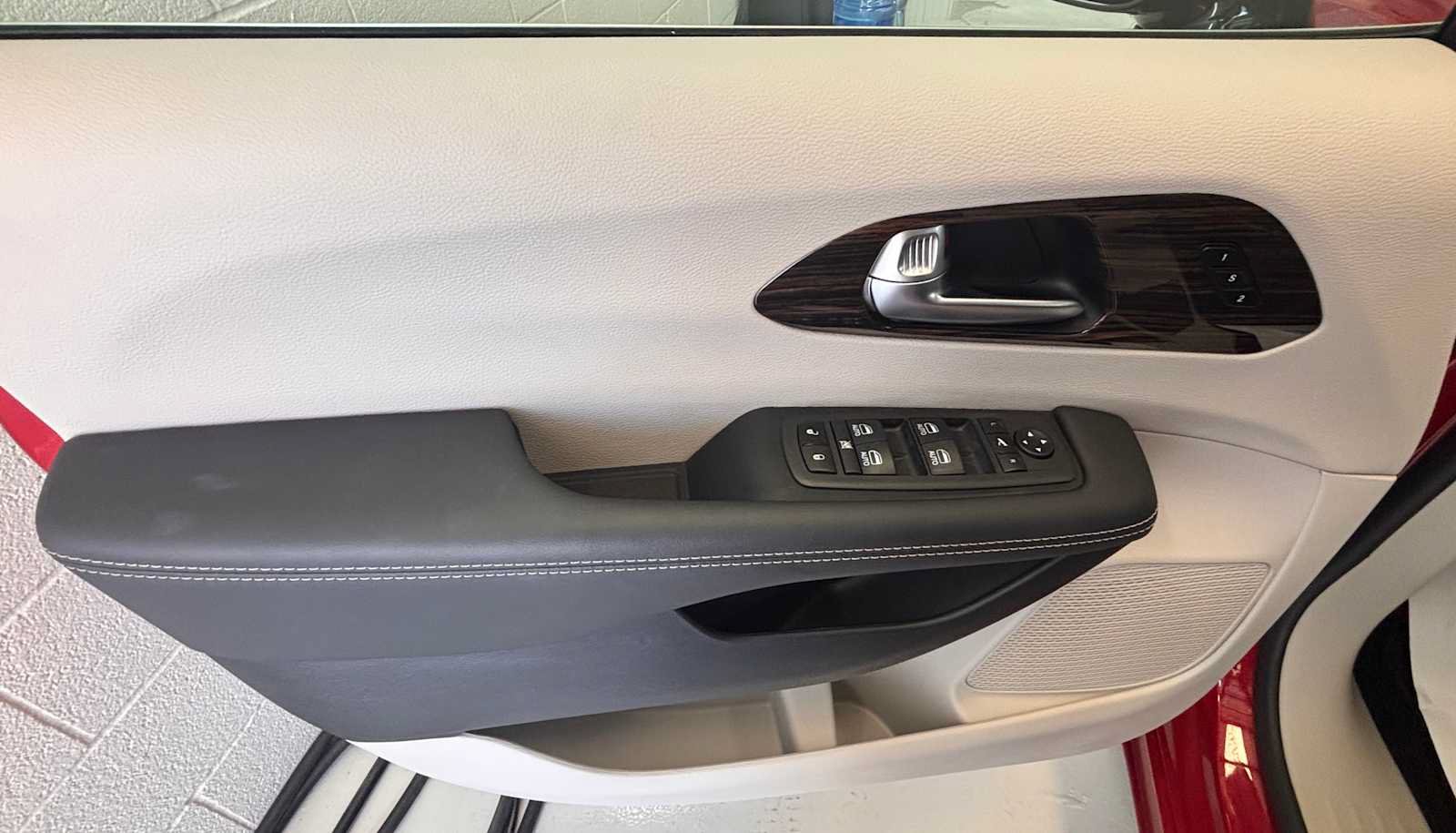 Certified 2024 Chrysler Pacifica Limited FWD image 17