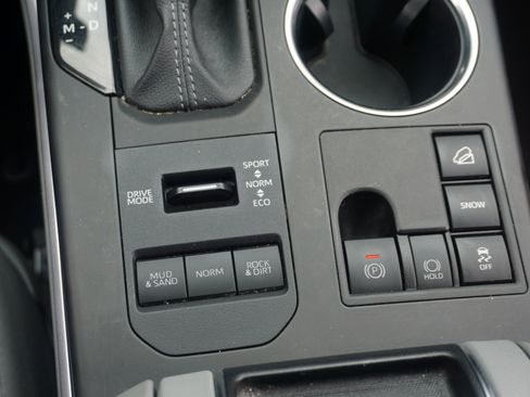 Used 2023 Toyota Highlander LE AWD/4WD image 12