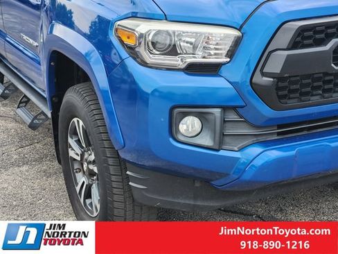 Used 2017 Toyota Tacoma TRD Sport w/ Tow Package RWD image 10