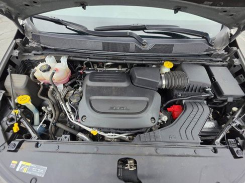 Used 2023 Chrysler Pacifica Limited FWD image 11