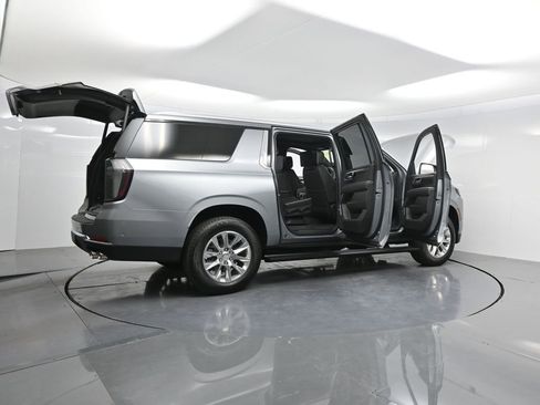 Used 2025 Chevrolet Suburban Premier image 5