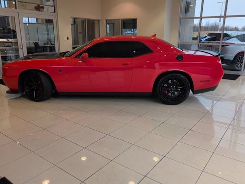 Used 2016 Dodge Challenger SRT Hellcat image 2