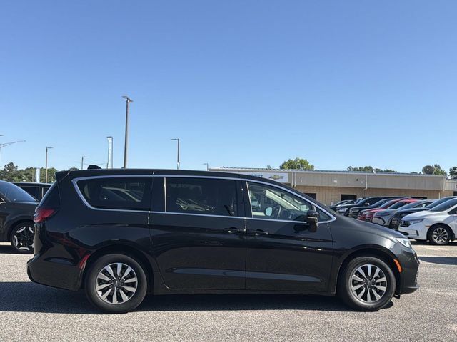 Used 2023 Chrysler Pacifica Touring-L FWD image 4