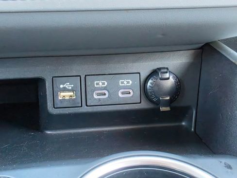 Used 2023 Toyota Highlander XLE AWD/4WD image 25