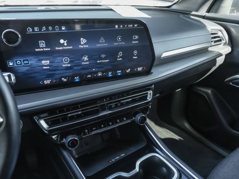 Used 2024 Chevrolet Traverse LT image 10