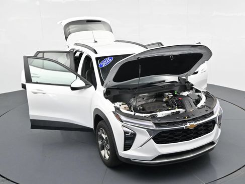 Used 2025 Chevrolet Trax LT FWD image 33